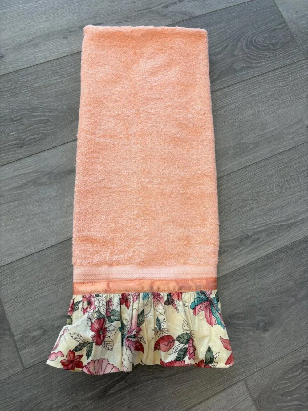 Vintage Cannon Bath Towel- Peach with Ruffle Floral Trim